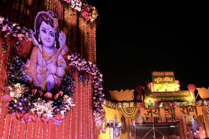 राम मंदिर में सोमवार (22 जनवरी) को होने वाले प्राण-प्रतिष्ठा समारोह के भव्य आयोजन के लिए अयोध्या नगरी सजकर तैयार है. इस बहु-प्रतीक्षित समारोह के धार्मिक अनुष्ठानों में प्रधानमंत्री नरेंद्र मोदी शामिल होंगे. इस मंदिर को समारोह के अगले दिन ही आमजन के लिए खोल दिया जाएगा. प्राण प्रतिष्ठा समारोह दोपहर 12:20 बजे शुरू होगा और दोपहर एक बजे तक उसके पूरे होने की उम्मीद है.