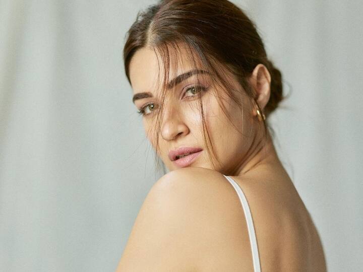 Kriti Sanon Photos : బాలీవుడ్ హీరోయిన్ కృతిసనన్ వైట్​ డ్రెస్​లో లేటెస్ట్ ఫోటోషూట్ చేసింది. వైట్​ డ్రెస్​లో కృతి స్టన్నింగ్ ఫోజులిచ్చింది.