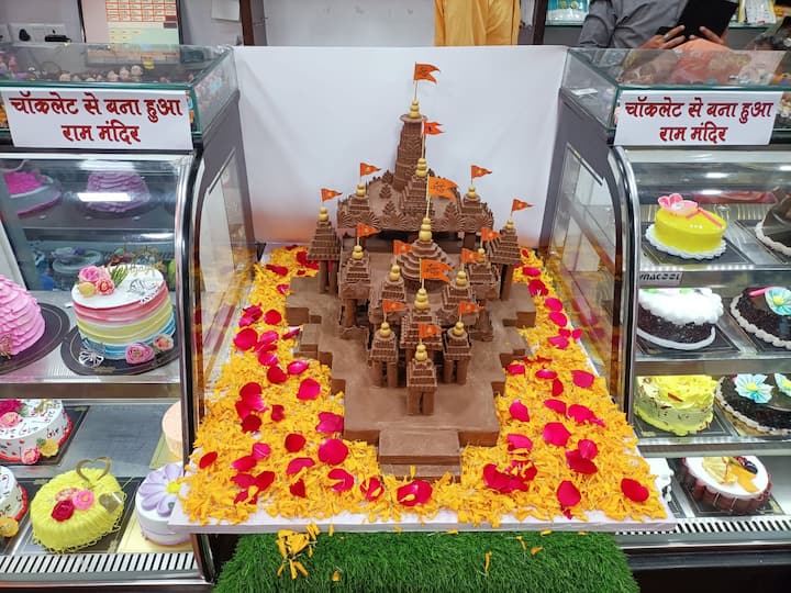 Amravati News:  अमरावती येथील प्रसिद्ध असलेली रघुवीर स्वीट मार्टचे संचालक प्रियेश पोपट यांनी आपल्या स्वीट मार्टवर आज तब्बल 55 किलो असलेला राममंदिरची प्रतिकृति असलेला चॉकलेट केक बनवला.