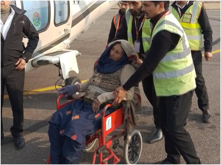 Himachal Pradesh cm sukhvinder singh sukhu chopper used to airlift an ailing women ann Himachal: जीवन रक्षक बना सीएम सुक्खू का हेलीकॉप्टर, 69 वर्षीय बुजुर्ग को एयरलिफ्ट कर बचाई जान