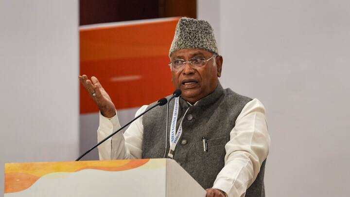 कांग्रेस अध्यक्ष मल्लिकार्जुन खरगे को भी निमंत्रण पहुंचा था लेकिन वह प्राण प्रतिष्ठा के कार्यक्रम में शामिल नहीं होंगे. कांग्रेस ने राम मंदिर के कार्यक्रम को राजनीतिक करार दिया है और कहा है कि बीजेपी और आरएसएस चुनावी फायदे के लिए इस समय यह कार्यक्रम करा रहे हैं.