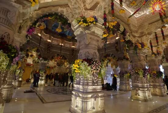 ਰਾਮ ਮੰਦਰ ਦੇ ਅੰਦਰ ਅਤੇ ਬਾਹਰ ਨੂੰ ਫੁੱਲਾਂ ਨਾਲ ਸਜਾਇਆ ਗਿਆ ਹੈ। ਸ਼ਾਨਦਾਰ ਰੋਸ਼ਨੀ ਦੇ ਕਾਰਨ, ਮੰਦਰ ਦਾ ਨਜ਼ਾਰਾ ਬਹੁਤ ਸੁੰਦਰ ਦਿਖਾਈ ਦਿੰਦਾ ਹੈ। ਮੁੱਖ ਗੇਟ ਨੂੰ ਵੀ ਵੱਖ-ਵੱਖ ਤਰ੍ਹਾਂ ਦੇ ਫੁੱਲਾਂ ਨਾਲ ਸਜਾਇਆ ਗਿਆ ਹੈ।