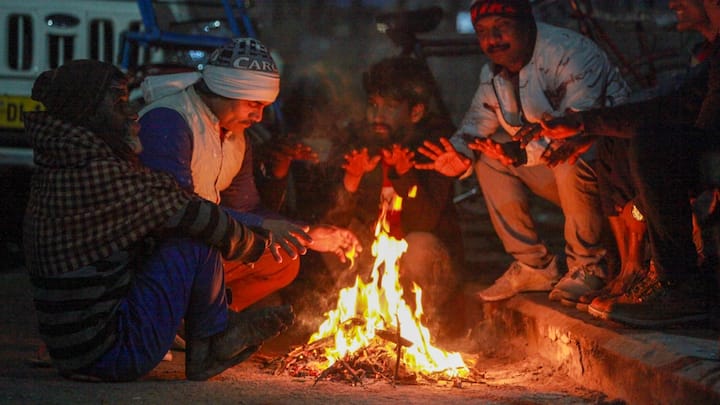 Maharashtra Weather News: महाराष्ट्र में ठंड बढ़ने वाली है. बढ़ती ठंड के साथ-साथ मौसम विभाग ने कई इलाकों में बेमौसम बारिश की भी आशंका जताई है.