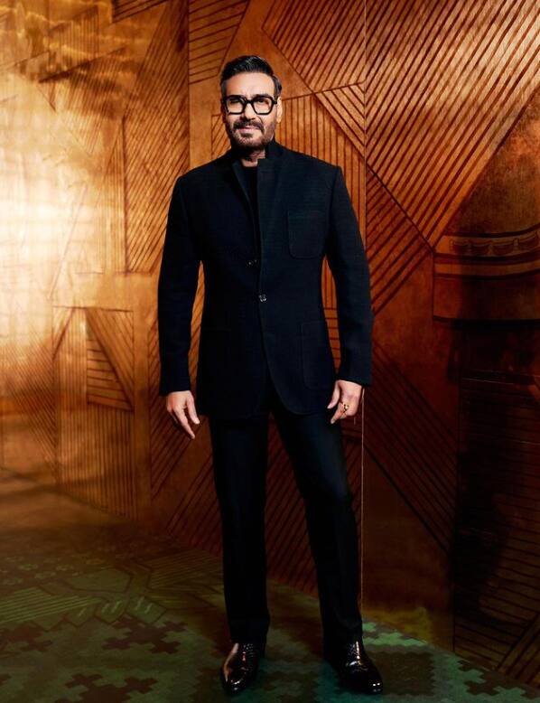 फिल्मों के साथ ही अब अजय देवगन ओटीटी पर भी नजर आ रहे हैं. एक्टर हाल ही में सीरीज रुद्र में नजर आए थे. न्यूज 18 के मुताबिक एक्टर इस सीरीज के हर एक एपिसोड के लिए 18 करोड़ रुपये चार्ज करते हैं.