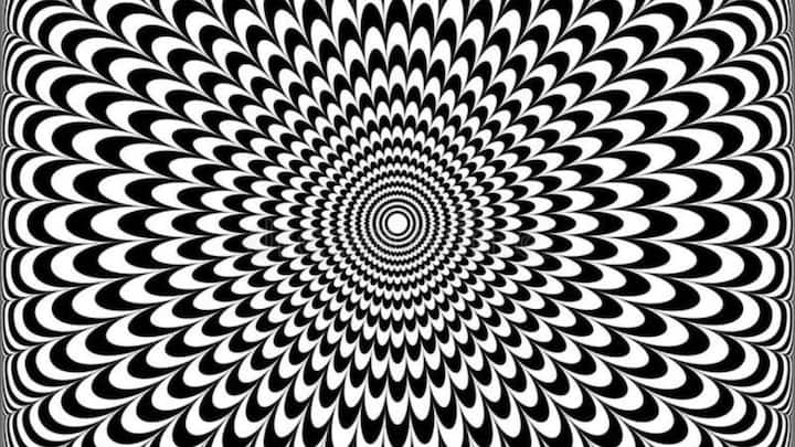 सोशल मीडिया आए दिन हम अजीब-अजीब तरह की चीजें देखते रहते हैं. इस दौरान हमें कई तस्वीरें ऐसी भी देखने को मिलती हैं. जिन्हें देखने के बाद हमारा दिमाग चकरा जाता है. क्योंकि सामने जो तस्वीर होती है. वह देखनें में बड़ी आसान लगती है. लेकिन होती नहीं है.