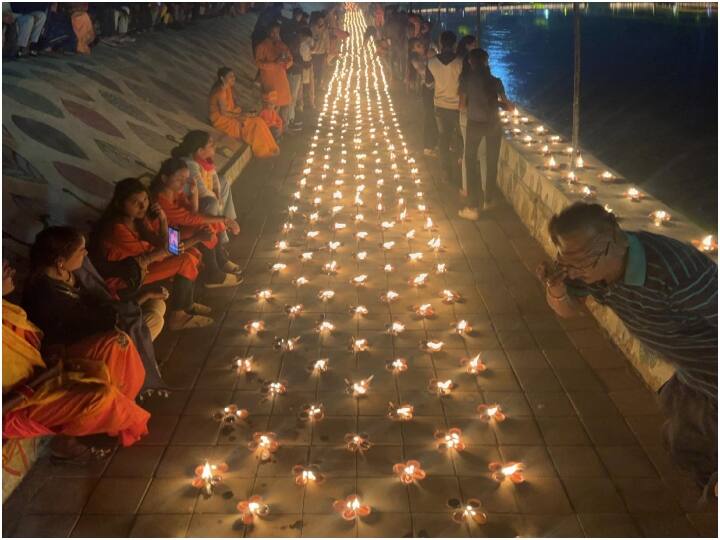 ऐतिहासिक तालाब के किनारे लगभग सवा 3 लाख दीप प्रज्ज्वलित किए गए जिससे पूरा तालाब दीयों की रोशनी से जगमगा उठा.