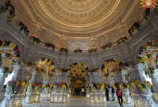 ਅਯੁੱਧਿਆ 'ਚ ਭਗਵਾਨ ਰਾਮ ਲੱਲਾ ਦੀ ਪ੍ਰਾਣ ਪ੍ਰਤੀਸ਼ਠਾ ਪ੍ਰੋਗਰਾਮ ਆਯੋਜਿਤ ਕੀਤਾ ਜਾਵੇਗਾ। ਇਸ ਪਵਿੱਤਰ ਰਸਮ ਤੋਂ ਬਾਅਦ ਆਮ ਲੋਕ ਵੀ ਰਾਮ ਮੰਦਰ ਦੇ ਦਰਸ਼ਨ ਕਰ ਸਕਣਗੇ। ਇਸ ਦੌਰਾਨ ਰਾਮ ਮੰਦਰ ਨੂੰ ਅੰਦਰੋਂ ਸੁੰਦਰ ਸਜਾਇਆ ਗਿਆ ਹੈ, ਜੋ ਮਨਮੋਹਕ ਹੈ।