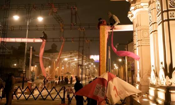 ਰਾਮ ਮੰਦਿਰ 'ਚ ਐਂਟਰੀ ਕਰਨ ਵੇਲੇ ਤੁਹਾਨੂੰ ਆਪਣੇ ਇਲੈਕਟ੍ਰਾਨਿਕ ਯੰਤਰ ਅੰਦਰ ਲਿਜਾਣ ਦੀ ਇਜਾਜ਼ਤ ਨਹੀਂ ਹੋਵੇਗੀ। ਇਨ੍ਹਾਂ ਗੈਜੇਟਸ ਵਿੱਚ ਮੋਬਾਈਲ, ਈਅਰ ਫ਼ੋਨ, ਰਿਮੋਟ ਦੀਆਂ ਚਾਬੀਆਂ ਅਤੇ ਹੋਰ ਚੀਜ਼ਾਂ ਸ਼ਾਮਲ ਹਨ। ਇਸ ਤੋਂ ਇਲਾਵਾ ਤੁਸੀਂ ਪਰਸ ਜਾਂ ਕੋਈ ਹੋਰ ਬੈਗ ਅੰਦਰ ਨਹੀਂ ਲੈ ਜਾ ਸਕੋਗੇ।