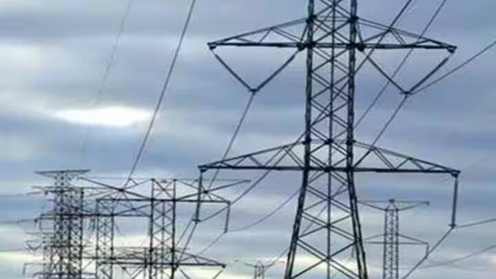Uttarakhand electricity crisis deepens amid severe cold demands increase ANN Uttarakhand Power Cut: उत्तराखंड में भीषण ठंड के बीच बढ़ी बिजली की मांग, गांवों में 6 घंटे कटौती से लोग परेशान
