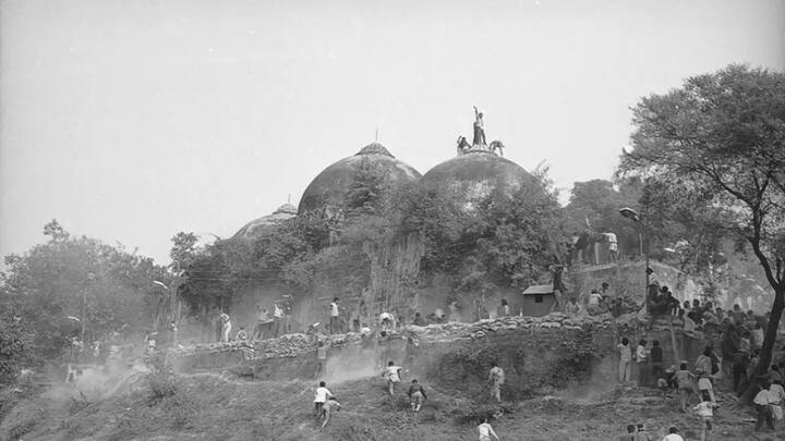 1949: ये साल इस पूरे विवाद में काफी मायने रखता है, क्योंकि बाबरी मस्जिद के भीतर रामलला की मूर्ति पाई गई. दावा किया कि हिंदुओं ने खुद ही इस मूर्ति को रखा है. मुस्लिमों में इसे लेकर काफी नाराजगी थी, जिसके बाद सरकार ने मस्जिद को विवादित बताकर ताला लगवा दिया.