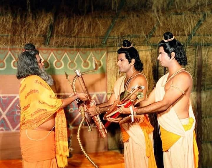 अरुण गोविल को ये तो समझ आ गया था कि वो किसी बात से उनपर गुस्सा है. ऐसे में जब एक्टर ने दूसरे शख्स से पूछा तो उन्होंने कहा कि वो कह रहा है कि ‘हम तुम्हें भगवान की तरह पूजते हैं औऱ तुम ये सब कर रहे हो. तुम्हें शर्म नहीं आती?