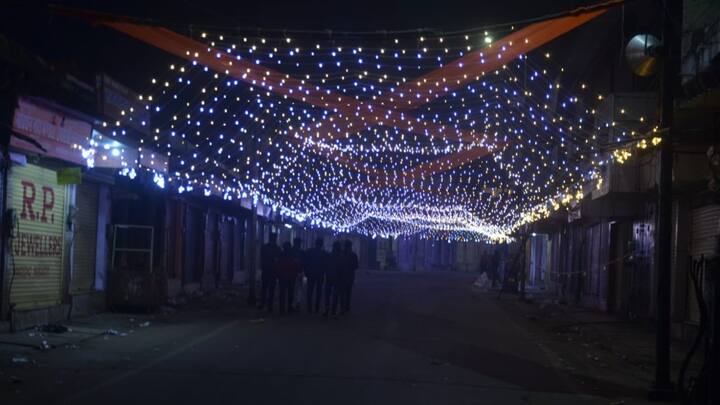 अयोध्या में कल (22 जनवरी) को भगवान श्री रामलला के प्राण प्रतिष्ठा कार्यक्रम के अवसर पर राजस्थान के भरतपुर जिले के सभी मंदिरों, ऐतिहासिक दरवाजों और शहर के चौराहों पर विशेष साज-सज्जा के साथ लाइटे गई है.