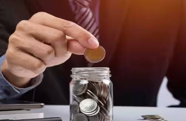 તમે નેશનલ સેવિંગ્સ સર્ટિફિકેટ એટલે કે NSC સ્કીમમાં પાંચ વર્ષના સમયગાળા માટે રોકાણ કરીને મજબૂત વળતર મેળવી શકો છો.