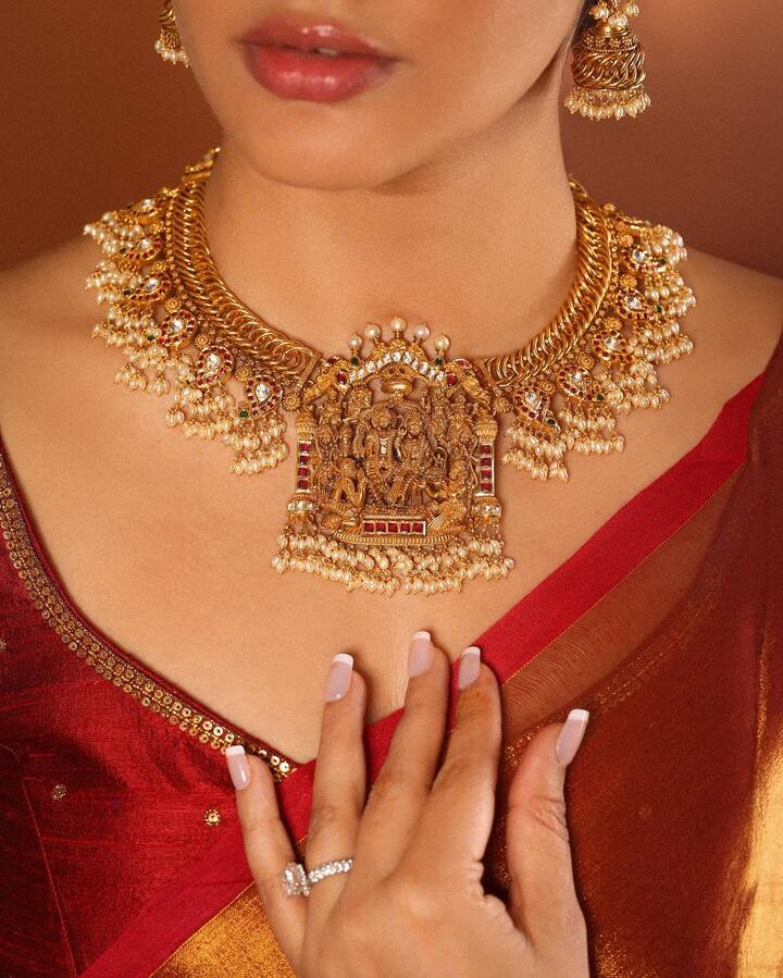 दरअसल लावण्या ने अपना रॉयल लुक राम परिवार वाली ज्वेलरी के साथ पूरा किया है. उनकी ज्वेलरी में आपको श्रीराम, लक्ष्मण, माता सीता और हनुमान जी की झलक देखने को मिलेगी.