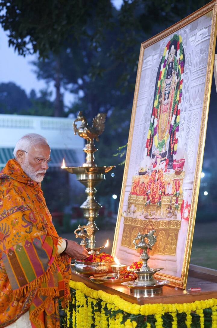 பிரதமர் மோடி விளக்கேற்றி ராமரை வழிபட நாட்டு மக்களுக்கு வேண்டுகோள் விடுத்தார்.