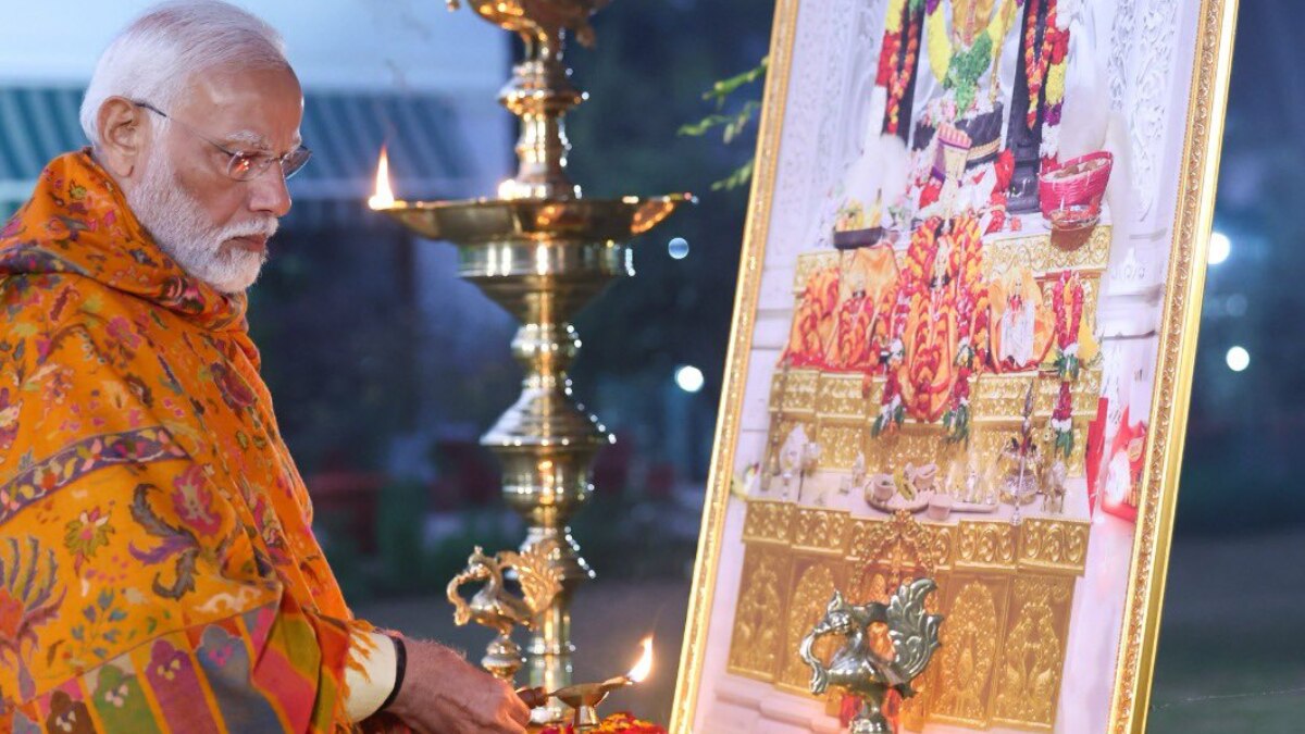 अयोध्‍या से लौटे पीएम मोदी ने आवास पर जलाई रामज्‍योत‍ि, देखें फोटो और वीडियो
