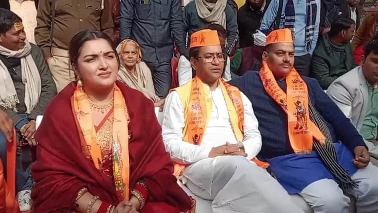 Azamgarh Dinesh Lal Yadav Nirahua with Amrapali Dubey watched Ramlala Pran Pratishtha Live telecast ANN Ram Mandir Inauguration: निरहुआ ने आम्रपाली दुबे के साथ देखा प्राण प्रतिष्ठा का लाइव प्रसारण, भावुक दिखे बीजेपी सांसद