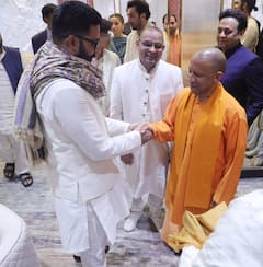 IN PICS: प्राण प्रतिष्ठा के बाद सीएम योगी से अमिताभ बच्चन ने की मुलाकात, इस अंदाज में किया अभिवादन
