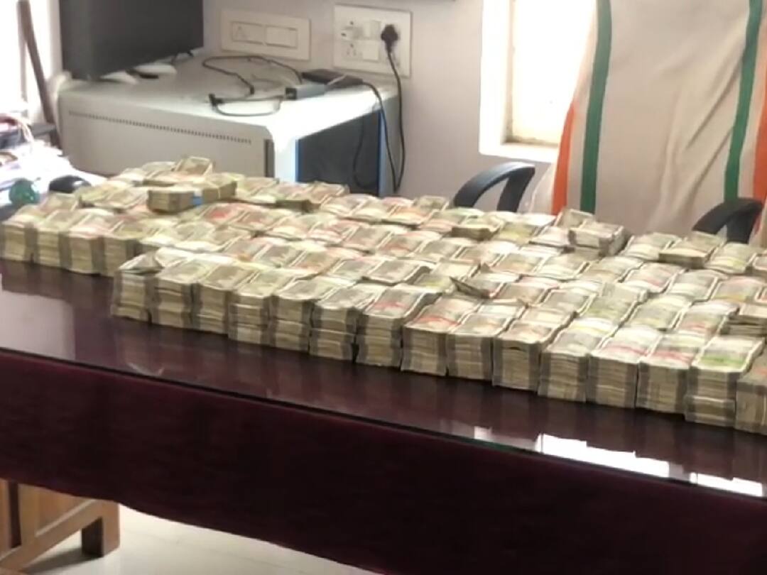 காரில் ரகசிய அறை அமைத்து கடத்தப்பட்ட ரூ.1.90 கோடி ஹவாலா பணம் பறிமுதல்