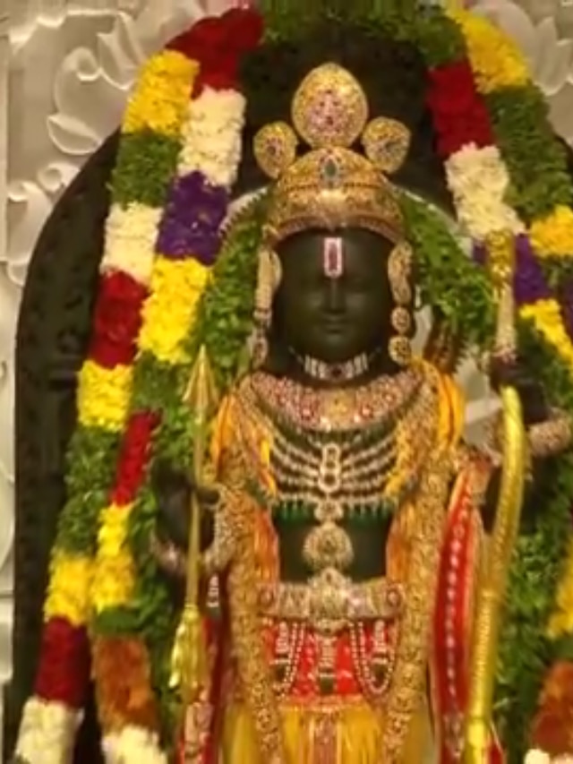 অবশেষে সামনে এল সুসজ্জিত রামলালার মূর্তি। ফুল-গয়নায় সেজে উঠল বিগ্রহ।
