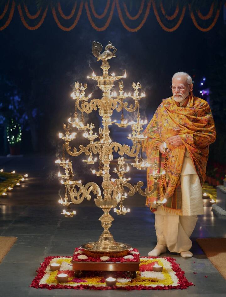 பிரதமர் மோடி குத்துவிளக்கை ஏற்று பயபக்தியுடன் ராமபிரானை வழிபாடு செய்கிறார்.
