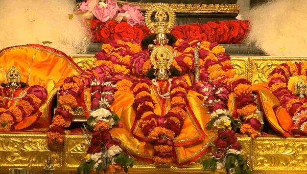 પ્રાણ પ્રતિષ્ઠાની વિધિ બાદ વડાપ્રધાન મોદીએ ભગવાન શ્રીરામની પ્રથમ આરતી ઉતારી હતી.