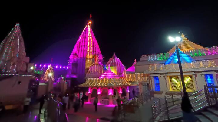 श्री महाकालेश्वर मंदिर परिसर में शाम साढ़े सात बजे से भजन संध्या का आयोजन किया जाएगा. इसके साथ ही रात 8 बजे आकर्षक और भव्य आतिशबाजी की जाएगी.