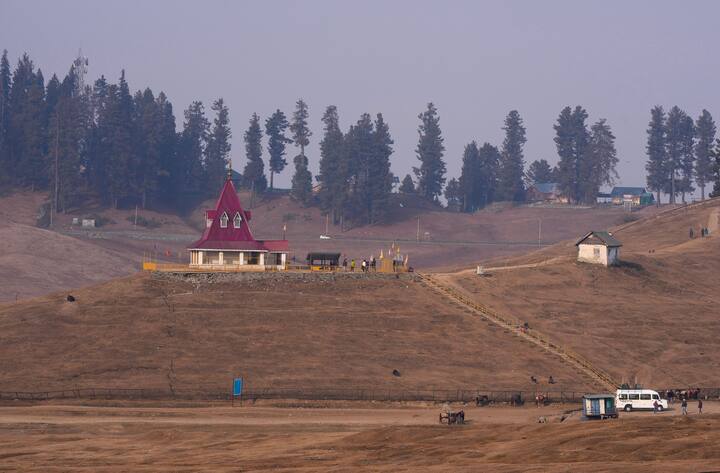 ভূমধ্যসাগরীয় এলাকায় তৈরি হয় এই পশ্চিমী ঝঞ্ঝা। আর এটিই উত্তর-পশ্চিম ভারতে অসময়ের বৃষ্টি (unseasonal rainfall) নিয়ে আসে। এই পশ্চিমী ঝঞ্ঝার না থাকাই এবার ডিসেম্বর একটা বড় সময় এই এলাকায় ঘন কুয়াশার কারণ বলে জানাচ্ছে IMD