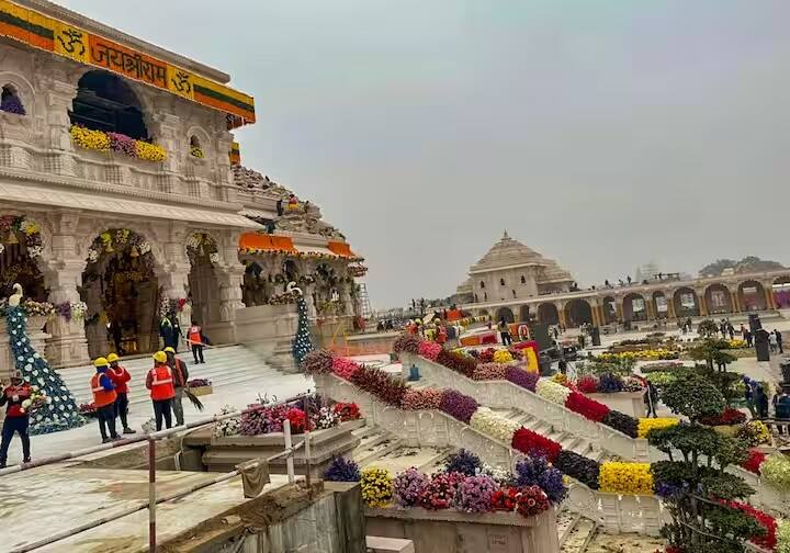 આ પદ્ધતિથી કરો રામ લલ્લાની પૂજા (Ram Lalla Pujan Vidhi) - 22 જાન્યુઆરી, સોમવારના રોજ સવારે વહેલા ઉઠો, સ્નાન વગેરે કર્યા પછી પૂજા, વ્રત વગેરેનો સંકલ્પ કરો. ઘરને યોગ્ય રીતે સાફ કરો.- ઘરના કોઈ ખાસ ભાગને ગૌમૂત્ર અથવા ગંગાજળથી પવિત્ર કરો. અહીં શુભ સમયે બાજોટ એટલે કે પાટિયા સ્થાપિત કરો. તેના પર સ્વચ્છ કપડું ફેલાવો.- આ બાજોટ પર રામ લલા એટલે કે ભગવાન શ્રી રામની બાળ સ્વરૂપની મૂર્તિ અથવા ચિત્ર સ્થાપિત કરો.