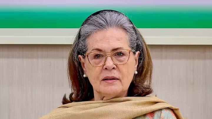 કોંગ્રેસના પૂર્વ અધ્યક્ષ સોનિયા ગાંધી ભગવાન રામ લલ્લાના અભિષેકના કાર્યક્રમમાં હાજરી આપશે નહીં. મંદિર ટ્રસ્ટ દ્વારા તેમને આમંત્રણ આપવામાં આવ્યું હતું પરંતુ કોંગ્રેસના ટોચના નેતૃત્વએ આમંત્રણને નકારી કાઢ્યું હતું.