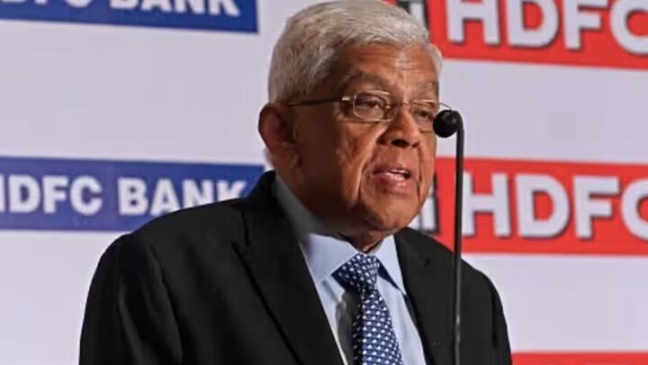 एचडीएफसी बैंक के पूर्व चेयरमैन दीपक पारिख भी अयोध्या आ सकते हैं.