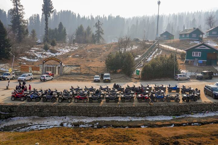 ২৫ ডিসেম্বর থেকে উত্তর-পশ্চিম (North West India) ভারতের সমতল এলাকায় অতি ঘন কুয়াশা দেখা গিয়েছে। ১৪ জানুয়ারি সর্বোচ্চ মাত্রায় পৌঁছেছিল সেটি। দৃশ্যমানতা নেমে গিয়েছিল শূন্যতে। অমৃতসর থেকে হরিয়ানা, দিল্লি, উত্তর প্রদেশ হয়ে বিহারের বিস্তীর্ণ অংশে এমনই পরিস্থিতি ছিল। বিজ্ঞানীরা বলছেন, এমন পরিস্থিতি হওয়ার মূল কারণ হল ডিসেম্বর ও জানুয়ারি মাসে সক্রিয় পশ্চিমী ঝঞ্ঝার অনুপস্থিতি।