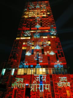 Ramlala Pran Pratistha: 'जय श्रीराम' के नारे से गूंजा एंटीलिया, मुकेश और नीता अंबानी ने पूरे घर पर लिखवा दिया राम का नाम, देखें तस्वीरें