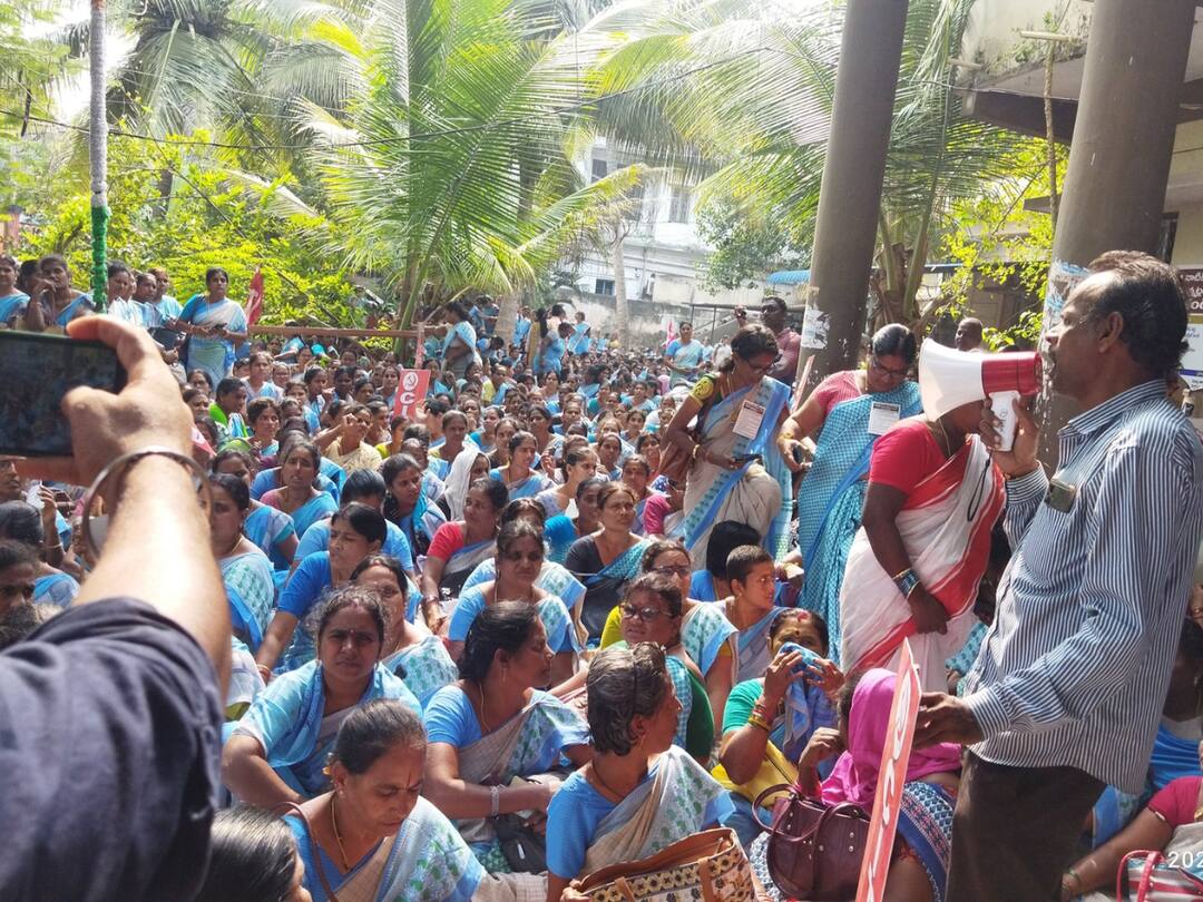 AP Govt sacked Anganwadi staff who were absent from duties Anganwadi Staff Dharna: అంగన్‌వాడీ సిబ్బందిపై చర్యలు- విధులకు హాజరు కాని వారిపై వేటు