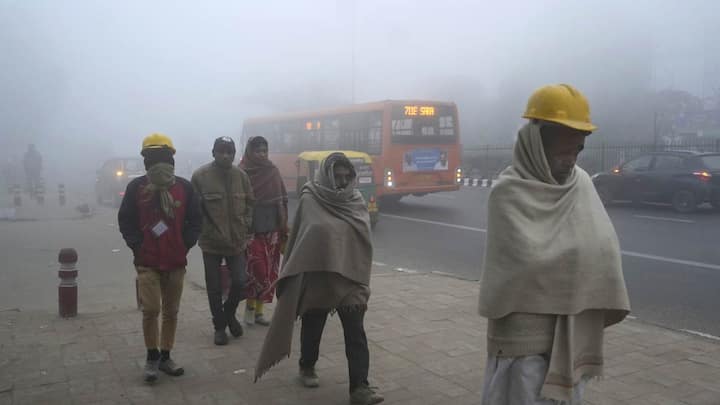 IMD Weather Update: मौसम विभाग का कहना है कि आज यानी सोमवार (22 जनवरी) को दिल्ली में आसमान साफ रहने की उम्मीद है. पंजाब, हरियाणा और चंडीगढ़ में अगले 3 से 4 दिनों शीतलहर चलने की संभावना है.