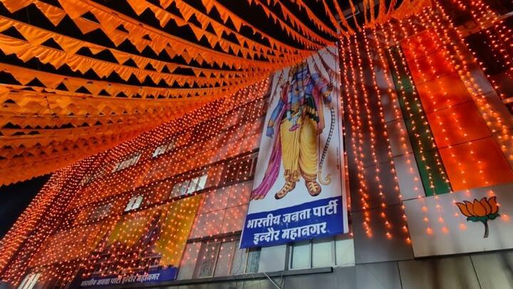 Ram Mandir Pran Pratishtha: प्राण प्रतिष्ठा से पहले इंदौर के बीजेपी कार्यालय को राममय कर दिया गया है. कार्यालय को रंगीन विद्युत सज्जा से सजाते हुए केसरिया पताकाओं से पाट दिया गया है.