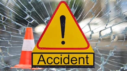 6 people died car and lorry colition in near tenkasi Accident: தென்காசி: அதிகாலையிலேயே கோர விபத்து: நேருக்கு நேர் மோதிய கார் - லாரி - 6 பேர் பலி