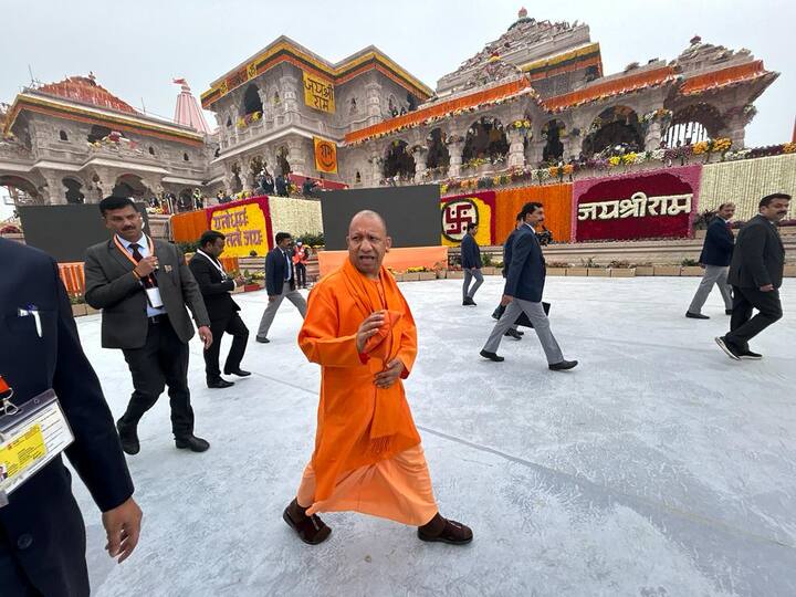 या सोहळ्यासाठी आलेल्या पाहुण्यांचे स्वागत करण्यासाठी मुख्यमंत्री योगी आदित्यनाथही रामजन्मभूमी संकुलात पोहोचले. (Photo credit: PTI)