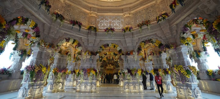 राम मंदिर के लिए कई दूसरे देशों से भी उपहार आए हैं. इसके अलावा पूजा समारोह में इस्तेमाल करने के लिए कई महत्वपूर्ण चीजें भेजी गई हैं. इनमें से एक सेंधा नमक है, जो भारत के पड़ोसी मुल्क पाकिस्तान से आयी है.