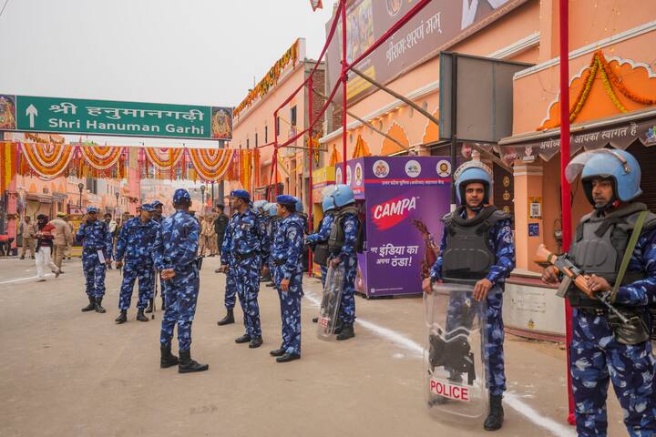 மாநில காவல்துறை மற்றும் PAC யைச் சேர்ந்த 1,400 பணியாளர்கள் கோயிலுக்கு வெளியே உள்ள சிவப்பு' மண்டலத்தில் குவிக்கப்பட்டுள்ளனர். பிரதமரின் பாதுகாப்பு பணிகளை சிறப்பு பாதுகாப்பு குழு (SPG) மேற்கொண்டுள்ளது. (Photo Credits : PTI)