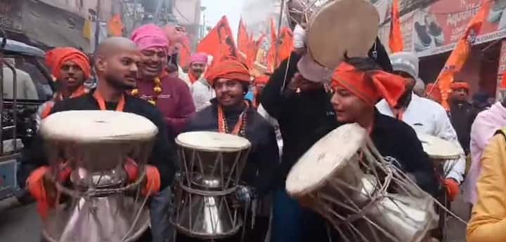 इसके अलावा वाराणसी के अलग-अलग हिस्सों से निकलने वाली दर्जनों शोभायात्रा दशास्वमेध, मैदागिन ,चौक गोदौलिया - काशी विश्वनाथ धाम होकर गुजरेगी.