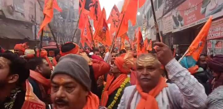 आज सुबह से ही वाराणसी के शहरी क्षेत्र के साथ-साथ ग्रामीण क्षेत्र में भी शोभायात्रा के माध्यम से लोग भगवा ध्वज लिए राम नाम गीत पर सड़कों पर नाचते गाते नजर आ रहे हैं.
