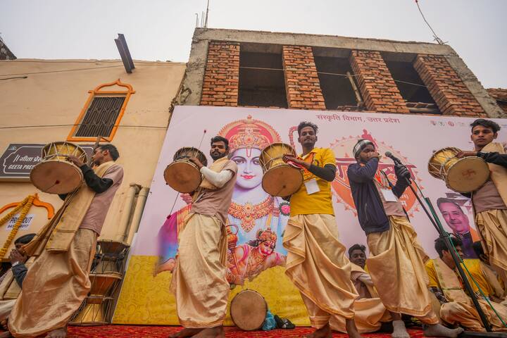 இசை வாத்தியங்களுடன் ராமர் புகழை பாடும் ராமரின் பக்தர்கள் (Photo Credits : PTI)