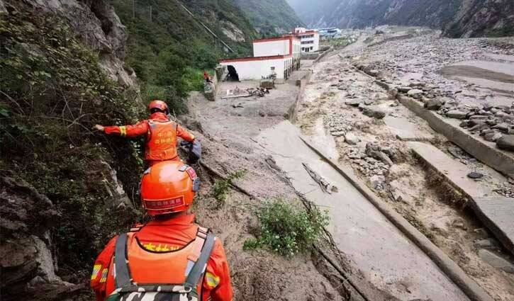 China Landslide 44 people buried in southwest china landslide report dozens buried yunnan province marathi news China Landslide : चीनमध्ये मोठी दुर्घटना! भूस्खलन होऊन 47 ढिगाऱ्याखाली अडकले; युद्धपातळीवर बचावकार्य सुरु