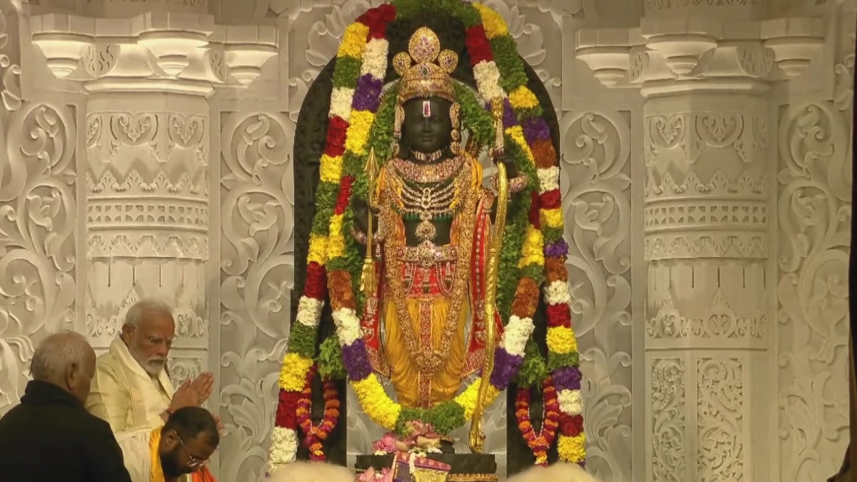 Ram Lalla Pran Pratishtha: राम मंदिर के गर्भगृह में हुई रामलला की प्राण प्रतिष्ठा, देखें- दस खास तस्वीरें और वीडियो