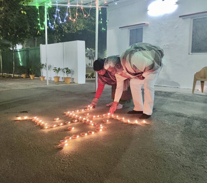 हनुमान सेतु मंदिर में ढोलक, तबला से राम भजन की लगातार धुन बजाई जा रही है. रामलला की प्राण प्रतिष्ठा के अवसर पर मंत्री स्वतंत्र देव सिंह ने कंबल वितरित किए.