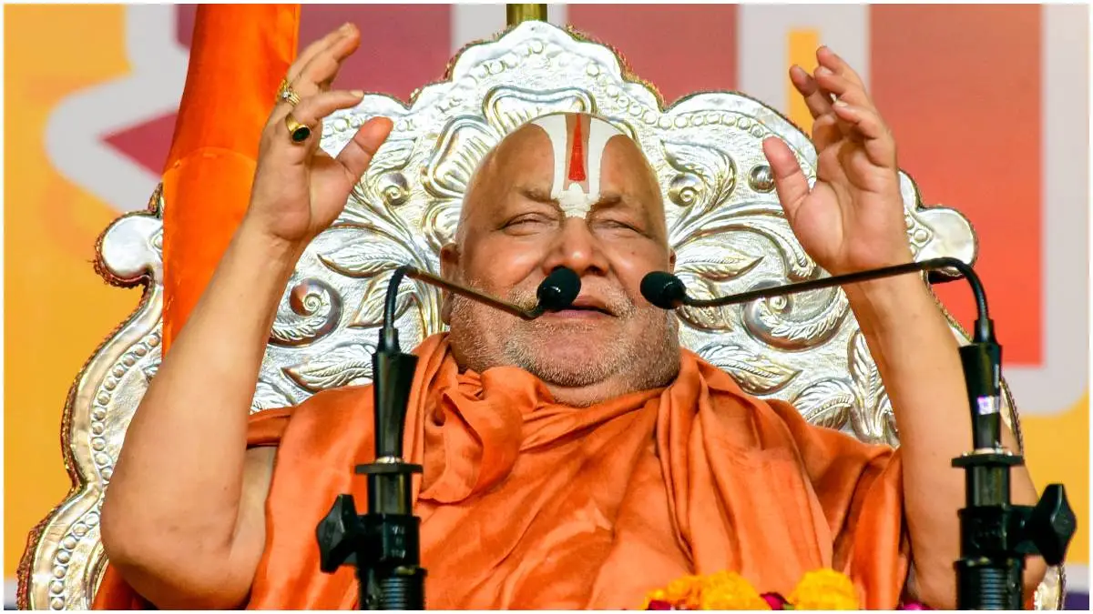 Swami Rambhadracharya spiritual leader said PM Modi will win the 2024 Lok Sabha election with more than 350 seats Ayodhya Ram Mandir marathi news   Ayodhya : अयोध्येच्या कार्यक्रमानंतर लोकसभा निवडणुकीत मोदींना किती जागा मिळतील? अध्यात्मिक गुरु रामभद्राचार्यांनी आकडा सांगितला