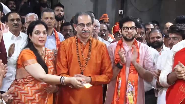 Uddhav Thackeray Perform Maha Aarti in Kalaram Mandir Nasik Rashmi Thackeray and Aditya seen on spot Uddhav Thackeray: 'भगवा वस्त्र और गले में रुद्राक्ष...', कुछ इस अंदाज में नासिक पहुंचे उद्धव ठाकरे, कालाराम मंदिर में की महाआरती
