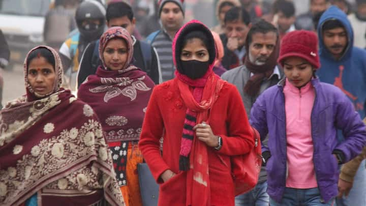 Haryana-Punjab Weather Today: हरियाणा और पंजाब में सोमवार को भी ठंड की स्थिति बनी रही. दोनों राज्यों के अधिकतर स्थानों पर कोहरा भी छाया रहा. इस बीच मौसम विभाग ने अलर्ट भी जारी किया है.