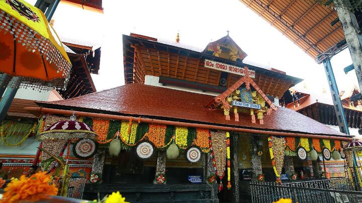 गुरूवयूर देवासम, गुरूवयूर (केरल): भगवान कृष्ण को समर्पित इस मंदिर के पास बेशुमार दौलत है. 2022 में एक आरटीआई के जवाब में बताया गया था कि इस मंदिर के पास 1,737.04 करोड़ रुपये का बैंक डिपॉजिट है. इसके अलावा मंदिर के पास 271.05 एकड़ जमीनें भी हैं.